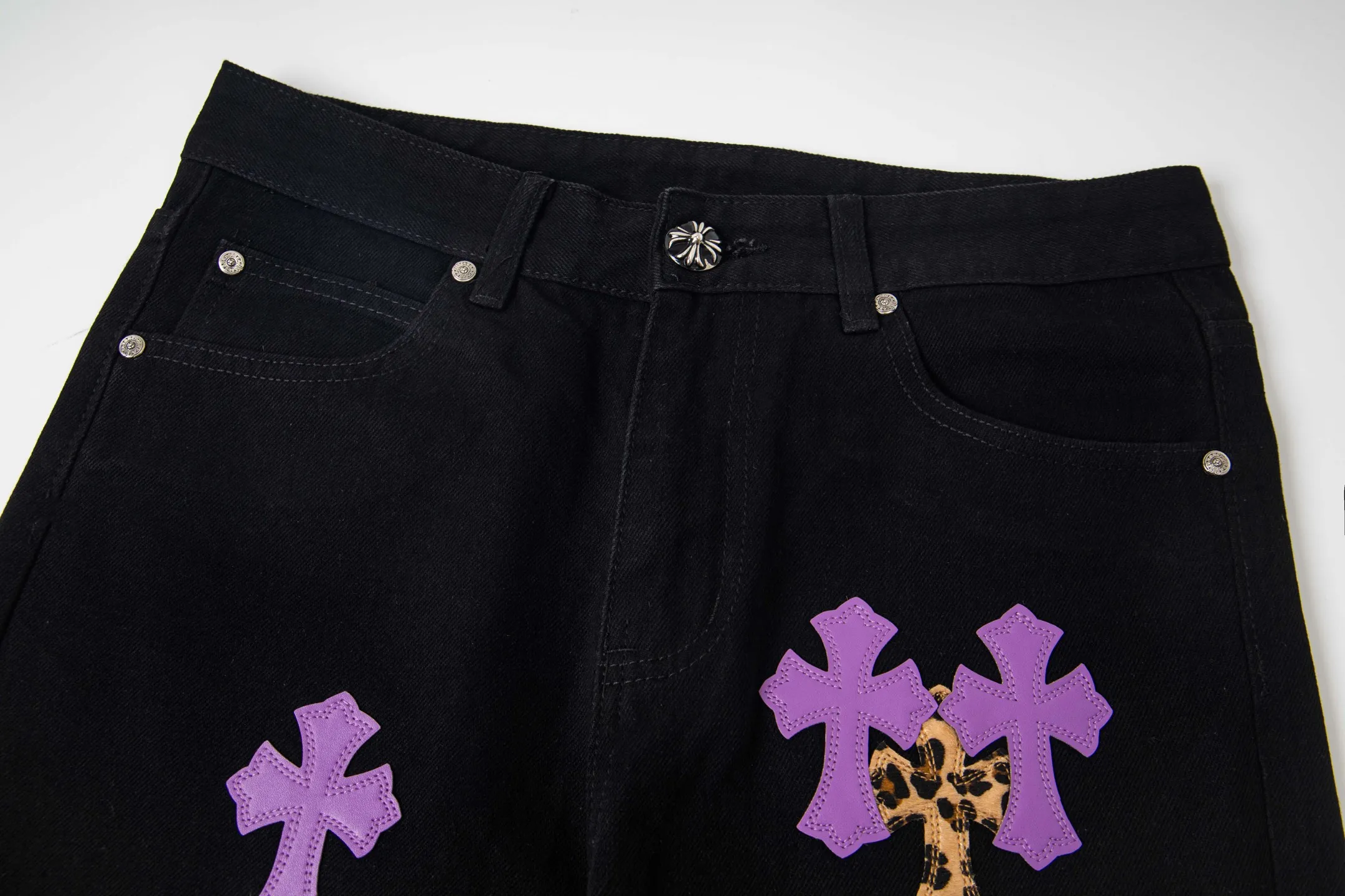 P240 Chrome Hearts black denim jeans with purple leopard print. CH jeans need to be washed and then disassembled and hand-stitched with sheepskin cross leather and then spliced ​​together. The whole piece has too many craftsmanship to explain. The patchwork cross pattern is embellished, and the high-waisted washed jeans! ! Absolutely high-end luxury products, god-level single products and super popular products, made with top heavy industry, a must-see magic weapon. Customized hardware. The fabric is thick and soft after washing. It has good breathability. Customized small leather label. Unique design. The details are simple and elegant, and the workmanship is exquisite. The entire trousers are neatly routed and the details are in place! It’s so cool that both men and women can easily control the genderless trend! Style number: 1798# Color: black Size: 28 30 32 34 36